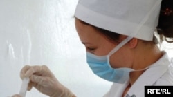 Түркмөнстандык медайым иш учурунда. Март, 2020-жыл.