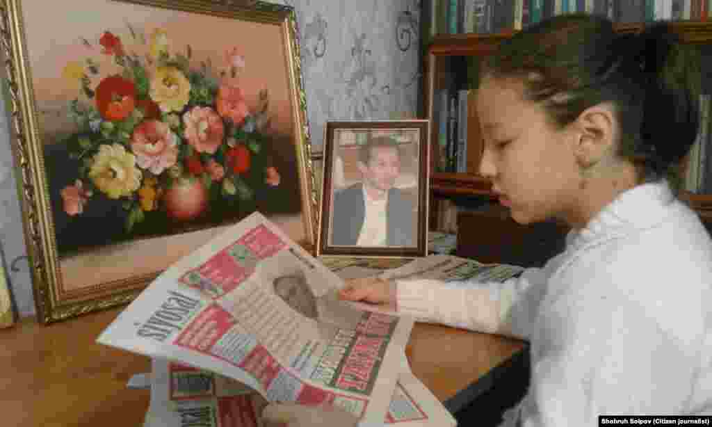 Дочери Алишера Зулайке, когда его убили, было два месяца. Сейчас ей уже 10. В руках она держит один из выпусков газета &laquo;Сиёсат&raquo;, которую выпускал ее отец.