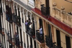 В Мадриде люди выходят на балконы, чтобы подышать свежим воздухом