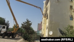 Демонтаж спутниковых антенн со здания жилого дома в Ашгабате. 15 июля 2015 года.