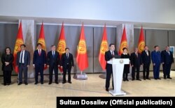 Садыр Жапаров и члены кабинета министров.