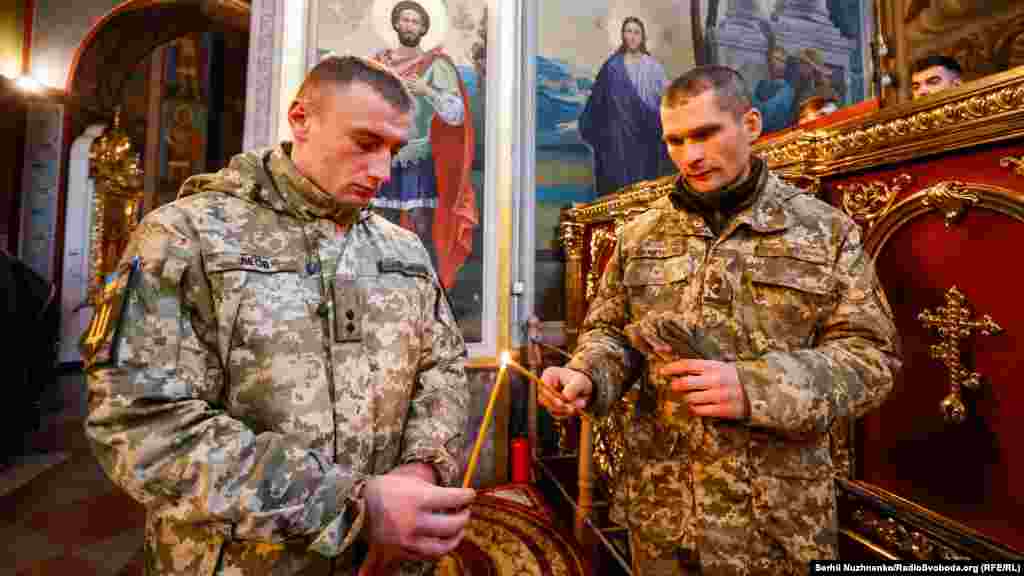 У Києві попрощалися із військовим волонтером, 69-річним Сергієм Максимцем (&laquo;Дядя Серьожа&raquo;), який допомагав українським захисникам від початку війни на Донбасі. ​Він помер 8 грудня