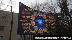 Театрдын сыртына орнотулган экран.