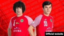 Иран. "Персеполис" футболдук командасынын тажик оюнчулары Манучехр Сафаров (оңдо) жана Вахдат Хананов. 