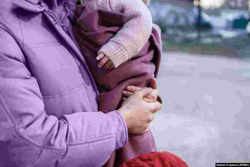 &quot;Экинчи кызым төрөлгөндө эле күйөөм менен ажырашкам. Кыздарымды бала багуучуга каратып, өзүм иштеп жаткам. Пандемия башталып, жумушум токтоп калганда ачка калдык. Айла жок күйөөмө кайтып келдим... Анан үчүнчү кызым төрөлдү...&quot;.&nbsp; &nbsp;