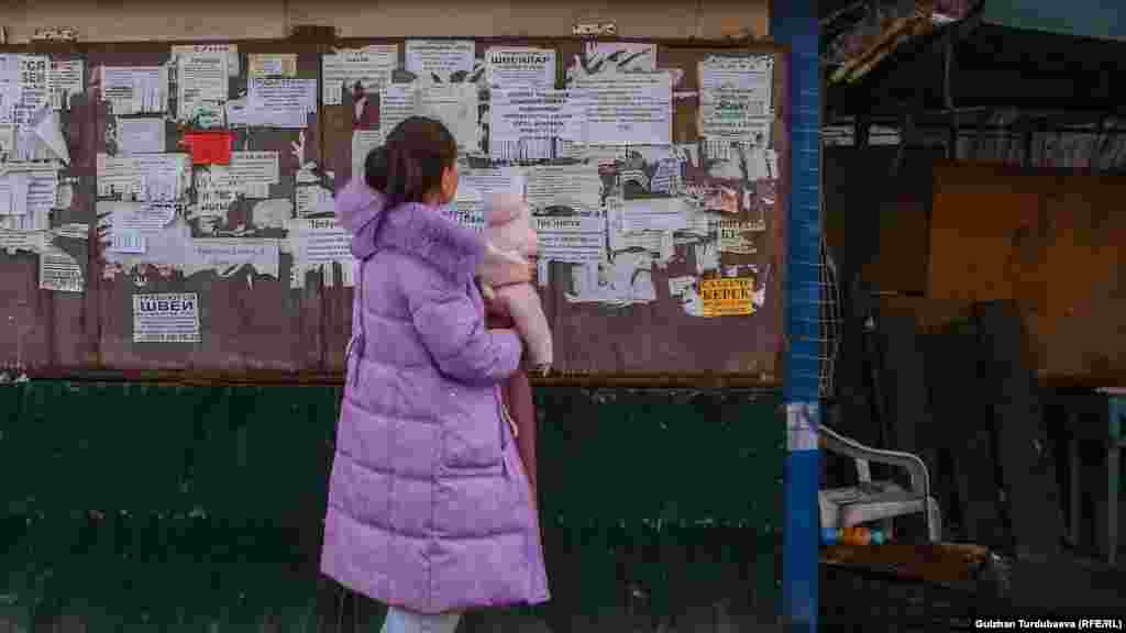 &quot;Кичине кызыма төрт ай болду. Азыр жумуш издеп жатам. Жакшы жумуш чыгып калса, кыздарымды бала багуучуга калтырып, өзүм жумушка чыксамбы деп турам... бирок балалуу энеге жумуш табыш өтө кыйын тура&quot;.