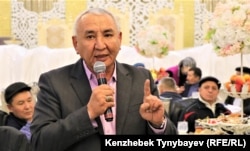 Асылбек Караев выступает на похоронах политзаключенного, диссидента, поэта Арона Атабека. Алматы, 26 ноября 2021 года