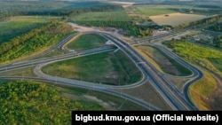 Розв’язка траси М-03 Київ- Харків-Довжанський. Об’їзна дорога Полтави. Частина проєкту «Велике будівництво». Україна, літо 2021 року 