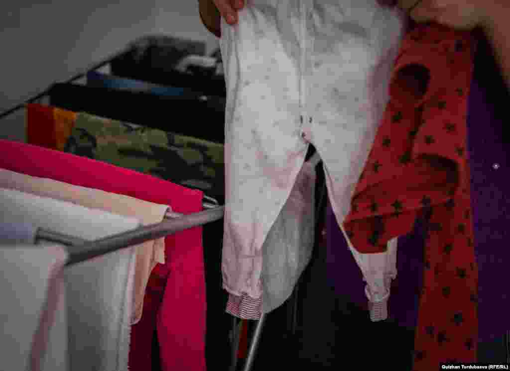 &quot;Күйөөм сабаган учурда көп эле жолу милиция чакырдым. Ишенесизби мындайда жада калса милиция жардам бербейт экен. Милиция келет, үч күнгө ордер жазып берет, болду. Үч күн урбаганы эле болбосо, көр жемеси токтобойт. Үч күн өткөндөн кийин кайра эле сабайт. Аялды сабаганы үчүн жок дегенде эки-үч күнгө камап койсо эсине келет беле... Анан милиция деле чакырбай калдым&quot;.