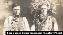 Ця фотографія зроблена 90 років тому на Прикарпатті. Так одягались тоді на весіллі на Покутті 