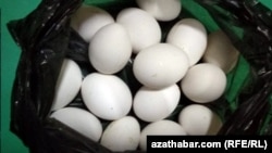 Paýtagtyň käbir etrapçalarynyň ýaşaýjylaryna bir sany towuk bilen 15 sany ýumurtga arzan bahadan satyldy.