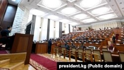 Жогорку Кеңештин азыркы чакырылышынын президент Садыр Жапаров катышкан жыйыны. 2022-жыл. 