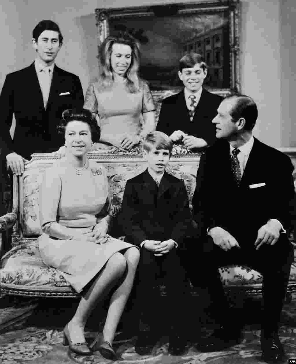 1972 елда патша гаиләсе. Елизавета ире һәм балалары белән: шаһзадә Чарльз, шаһбикә Анна, шаһзадә Эндрю һәм шаһзадә Эдвард