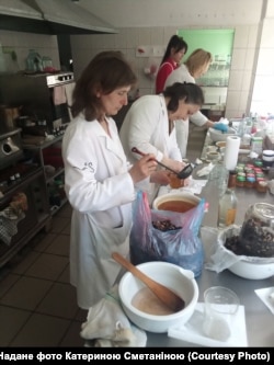 Луцькі волонтери виготовляють мазі, пасти