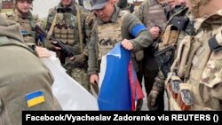 Орусиянын желегин айрып жаткан украин күчтөрү. 12-сентябрь, 2022-жыл. 