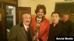 Өзбекстандык ырчы Фаррух Закиров, орусиялык ырчы Филипп Киркоров жана продюсер Ислам Сатаров.