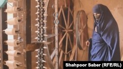 زنان بخش اعظم ابریشم را در ولایت هرات تولید میکنند.