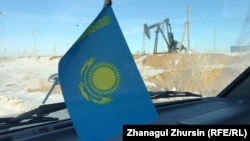 Казакстандын автоунаа ичине илинген желеги. Сүрөт мунай казган жерде тартылган. 