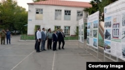 Акылбек Жапаров социалдык турак жай комплексинин бир нече долбоорлору менен таанышты. 9-сентябрь, 2022-жыл. 