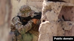 Հայաստանի ԶՈՒ զինծառայողը մարտական դիրքում, արխիվ