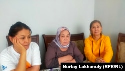 Шинжаңдагы жакындарын камактан бошотууну талап кылган казактар. 