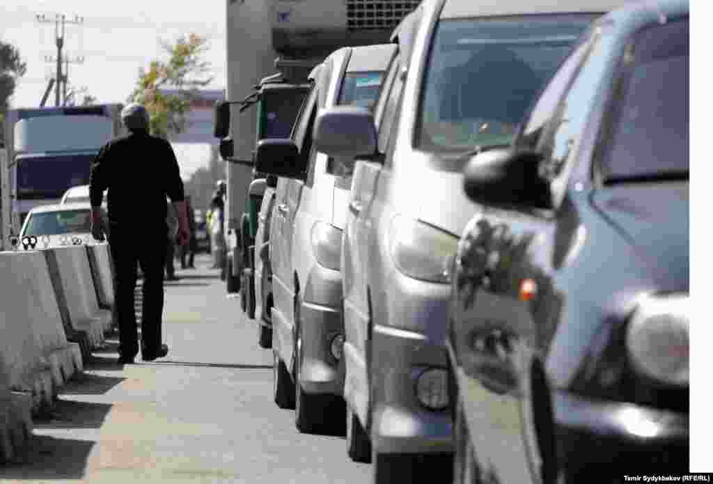 Бекеттен өтүү үчүн кезек күткөн унаалар.&nbsp;