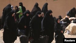Сириянын Ракка шаарынан чыгып бараткан аялдар. 5-апрель, 2017-жыл.