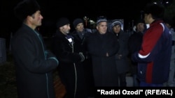 Мақомот нагузоштанд, ки хабарнигорон ҷараёни қабули тобутҳоро ба навор гиранд