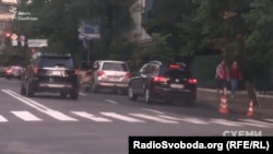 Того дня біля бокового заїзду до офісу президента чекали автівки охорони міністерського кортежу