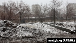 Ата-Түрк сейил багындагы мыйзамсыз курулуш. 2011-жыл.