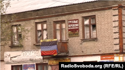 Деякі зруйновані балкони у Дебальцеві завісили прапорами угруповання «ДНР»