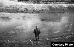 НЕАБАРОНЕНАСЬЦЬ 2. Хлопчык вудзіць на забруджанай рачулцы Дубровенцы ў цэнтры Магілеву. 21 красавіка 2011