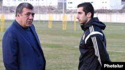Armenia - Ruben Hayrapetian (L), the Armenian Football Federation chairman, and attacking midfielder Henrikh Mkhitaryan talk during a training session in Yerevan, 25Mar2015.