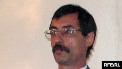 Правозащитник Евгений Жовтис в зале суда над ним. Поселок Баканас Алматинской области, 2 сентября 2009 года.