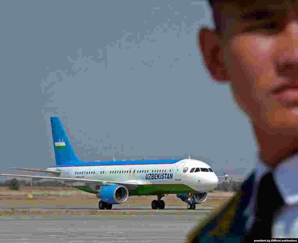 &quot;Манас&quot; аба майданынан Улуттук гвардиянын ардак кароолунун коштоосунда өзбек президенти жана анын жубайы Зироатхан Мирзиёеваны кыргыз лидери жубайы Раиса Атамбаева менен бирге тосуп алышты.