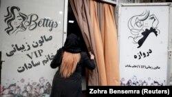 تصویر آرشیف: یکی از آرایشگاه های زنانه در کابل 