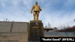 Муҷассамаи Сталин дар ноҳияи Ашт ҳанӯз истодааст