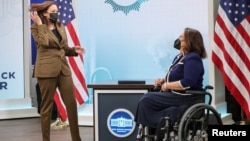 АКШнын вице-президенти Камала Харрис жана АКШ сенатору, Ирак согушунун ардагери Тэмми Дакворт. 