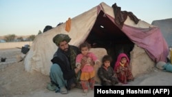 تعدادی از اطفال بیجا شده در یکی از مناطق جنوب افغانستان 