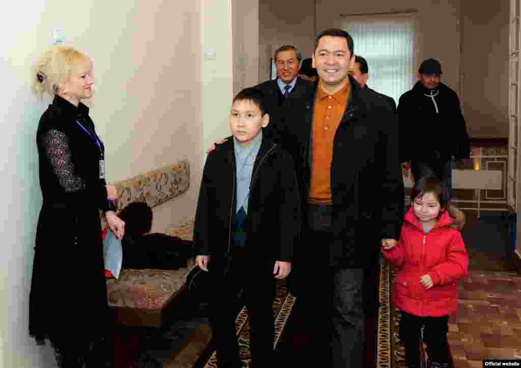 Премьер-министр КР Бабанов с детьми на избирательном участке во время парламентских выборов, 30 октября 2011. 