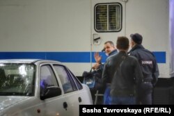 Владислав Єсипенко з російськими силовиками після арешту в Сімферополі, жовтень 2021 року