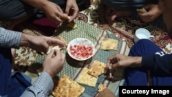 Ýurtdan gaçyp çykan owgan uçarmanlary Duşenbäniň etegindäki şypahanada, ujypsyz iýmit bilen oňşuk edýärler.