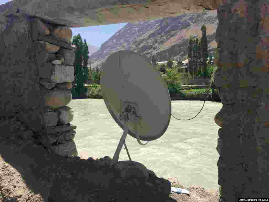 Вид на реку Пяндж через окна недостроенного дома. Пяндж является составной частью инфраструктуры города. Прыжки из моста в бурлящую реку - один из экстремальных видов времяпрепровождения горожан.&nbsp;