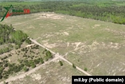 Заходні, самы буйны ўчастак, дзе цяпер вядзецца будаўніцтва вайсковага аб’екту каля вёскі Паўлаўка у сюжэце «ВаенТВ» 28 траўня 2024 года. Скрыншот зь відэа