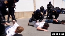 Бакуда ккармалган орусиялык жарандар. (Сүрөт видеодон алынды)