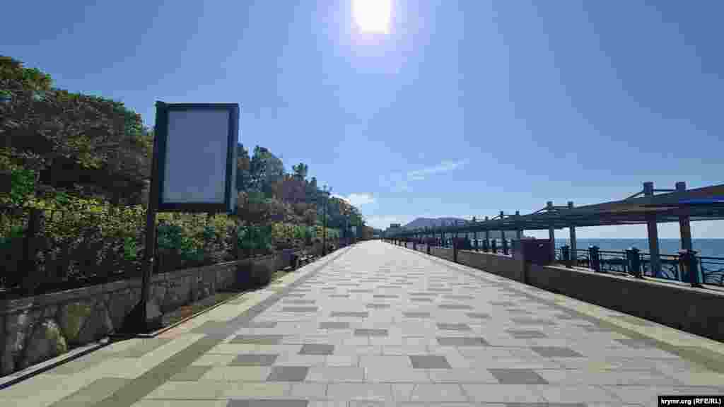 Яр буенда буш реклам такталары да туристик сезонның сүлпән баруын күрсәтә