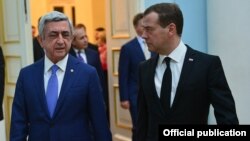 Президент Армении Серж Саргсян (слева) и премьер-министр России Дмитрий Медведев. Ереван. 7 апреля 2016 г.