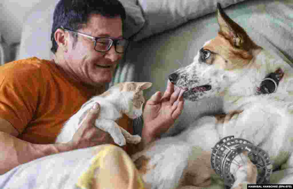 Ганна Куркуріна грається із постраждалим від обстрілу псом Джеком та кішкою Персиком. Колишня чемпіонка світу з пауерліфтингу присвячує свій вільний час порятунку безпритульних тваринув Миколаєві. Від російських обстрілів постраждали не лише жителі міста, а й їхні домашні улюбленці