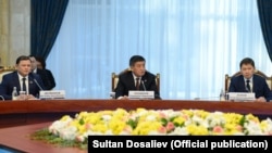 Президент Сооронбай Жээнбеков, премьер-министр Сапар Исаков жана спикер Дастанбек Жумабеков. 8 февраль, 2018-жыл