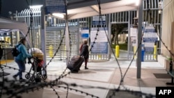 АКШ-Мексика чек арасынан өтүп бараткандар. Тихуана. 8-ноябрь, 2021-жыл.